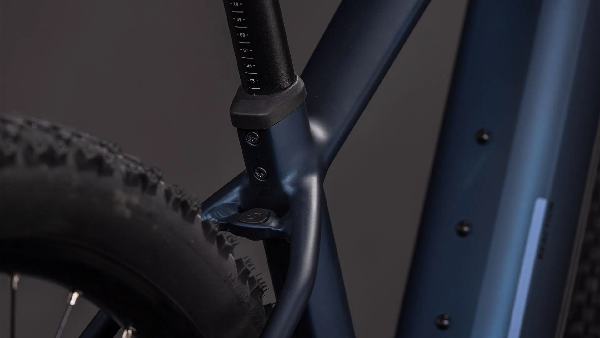 Reaction Hybrid Performance 600 Mountain E-Bike - Navy - Image 5