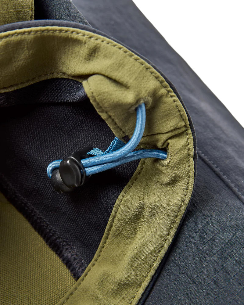 Men's Roamer Light Softshell Jacket - Black / Green - Image 9