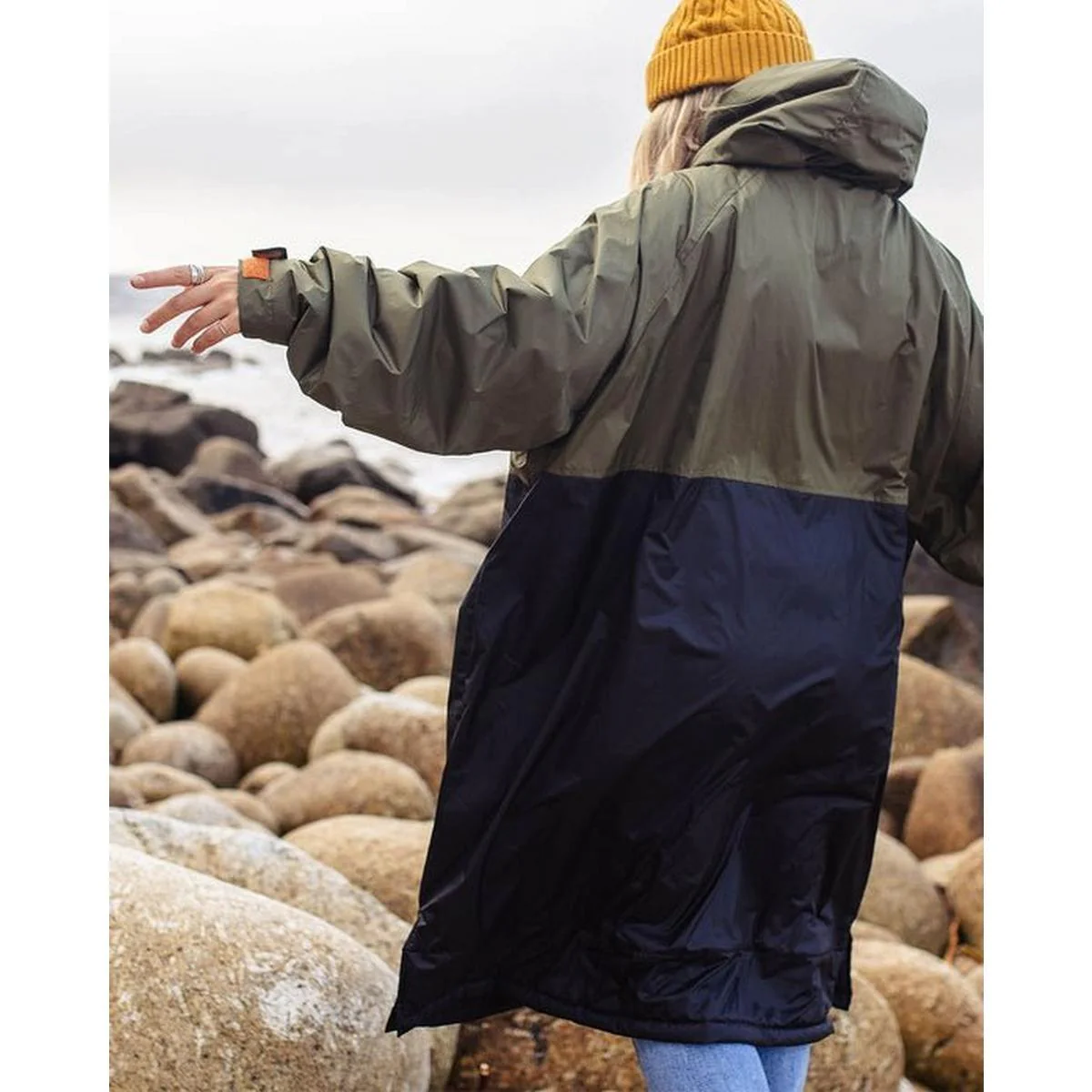Unisex Roaming Changing Robe - Black/Khaki - Image 2